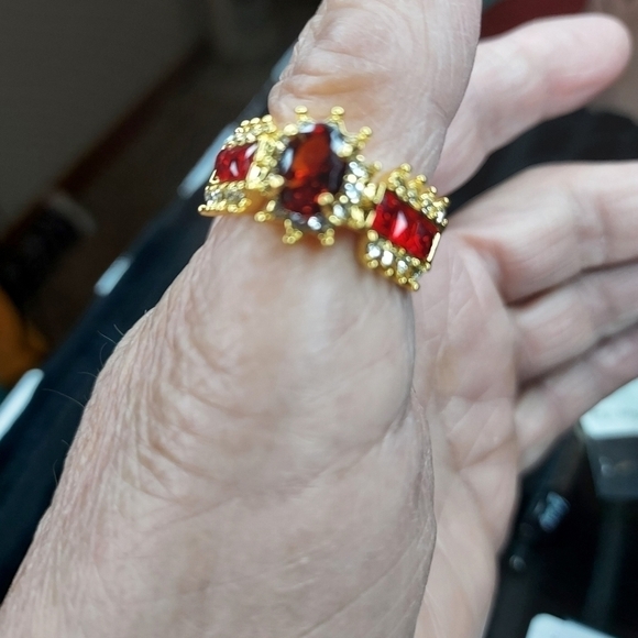 Gorgeous red stone , 925 silver in gold setting. Cubic zirconia around stone - Picture 9 of 13